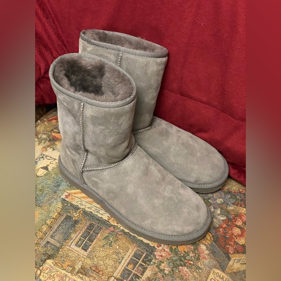 Ladies UGG Classic Short Boots - Picture 1 of 4